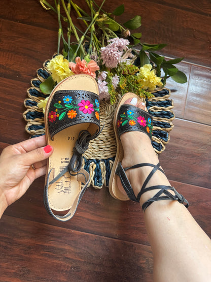 Paola Lace up Black